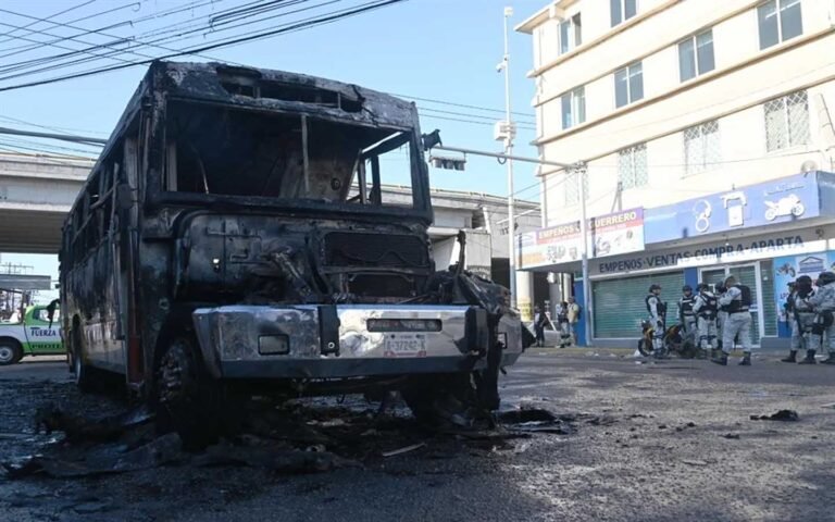 Grupo armado incendia camión urbano en Acapulco ¡en arranque de Semana Santa!