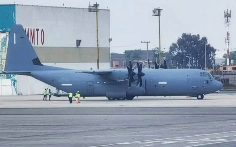 Aterriza en Toluca avión de la Fuerza Aérea de Estados Unidos tipo Hércules