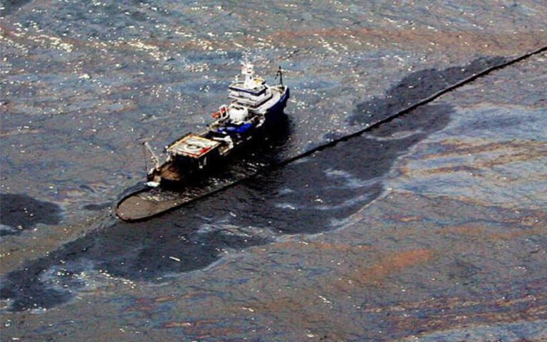 Derrame de petróleo en Golfo apunta a buque huachicolero: apagan sistema de navegación