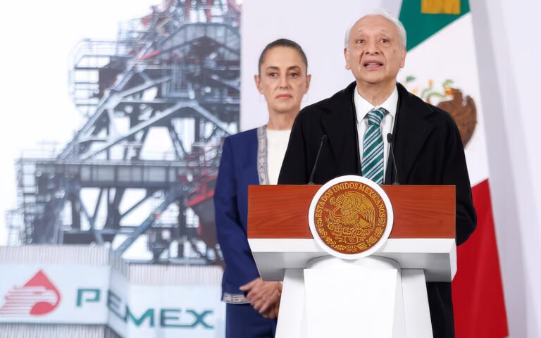Contradicciones oficiales exhiben encubrimiento de Pemex en fugas, incendios y desastre ecológico