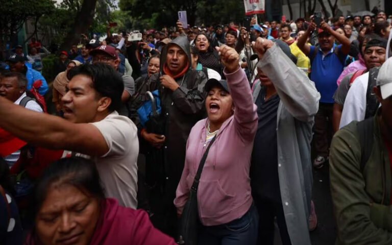 La CNTE mantiene plantón en el Zócalo y alista marcha hacia el estadio Azteca