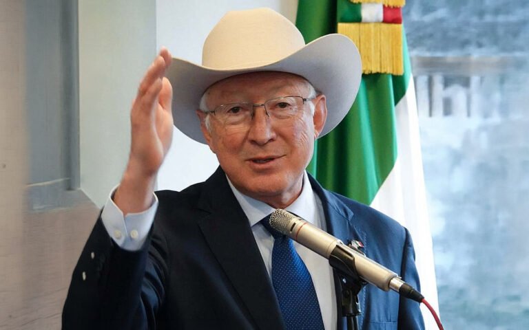“No era nuestro avión”: revira Ken Salazar a Sheinbaum