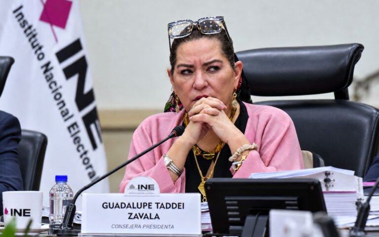 Renuncia Taddei al INE acorralada por escándalo de contratos y conflicto de interés